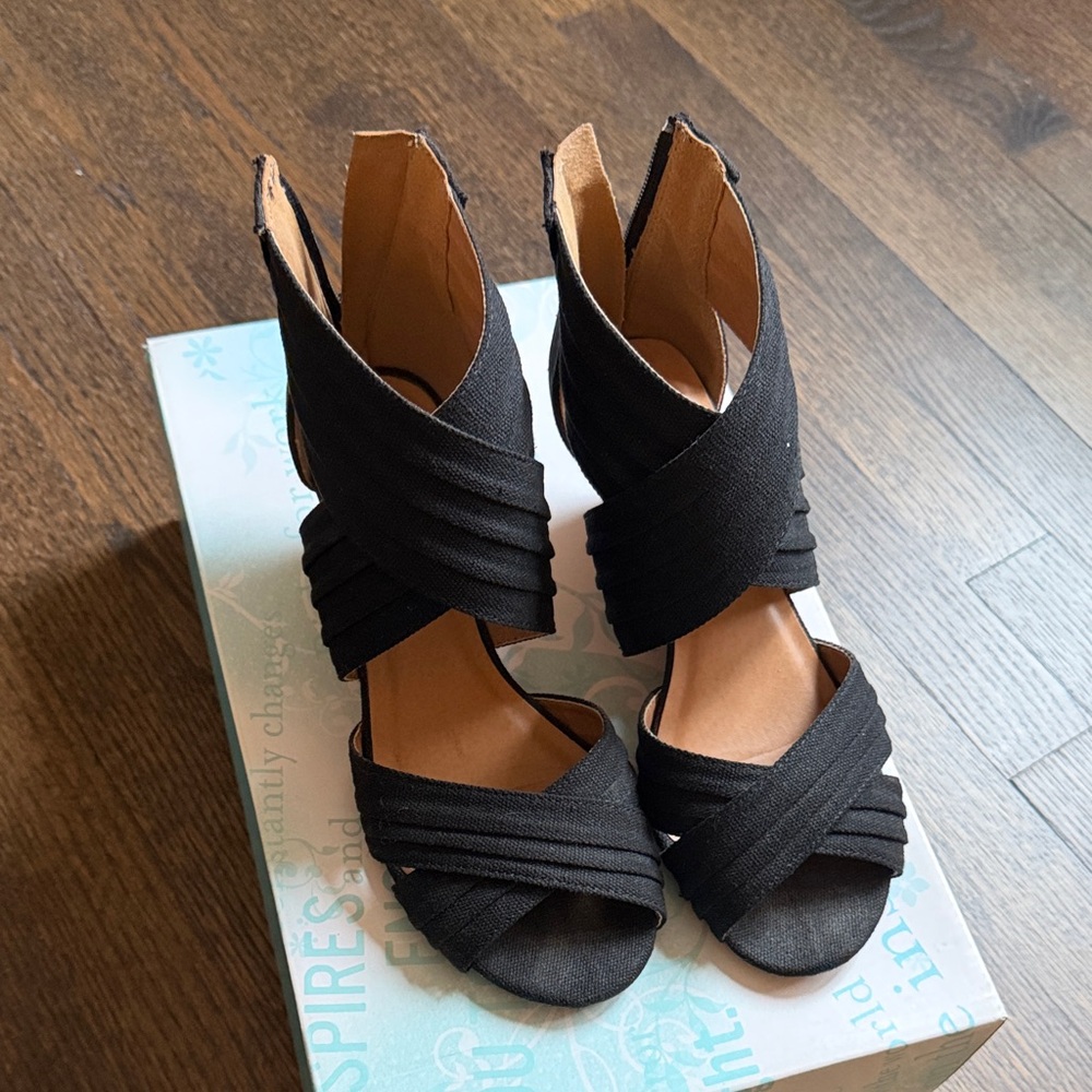 Maurice Ricki canvas wedge.